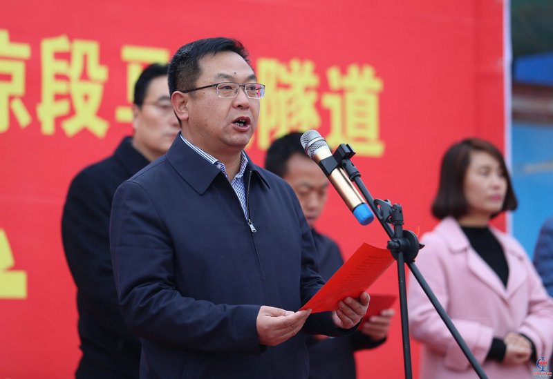 2、甘肅省公路建設(shè)管理集團(tuán)有限公司總經(jīng)理張曉軍在貫通典禮上講話。.jpg