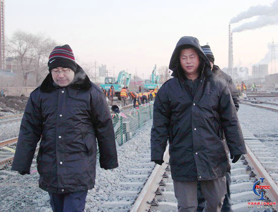 圖四、中國鐵建大橋局集團工管部長劉玉清（左一）四公司副總王保良（右）在現(xiàn)場指導(dǎo)工作.jpg