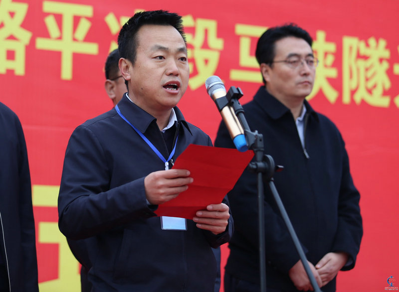 1、圖為中鐵直來直去下一局三公司副總經(jīng)理、項(xiàng)目經(jīng)理魏惠民主持貫通慶典儀式。.jpg