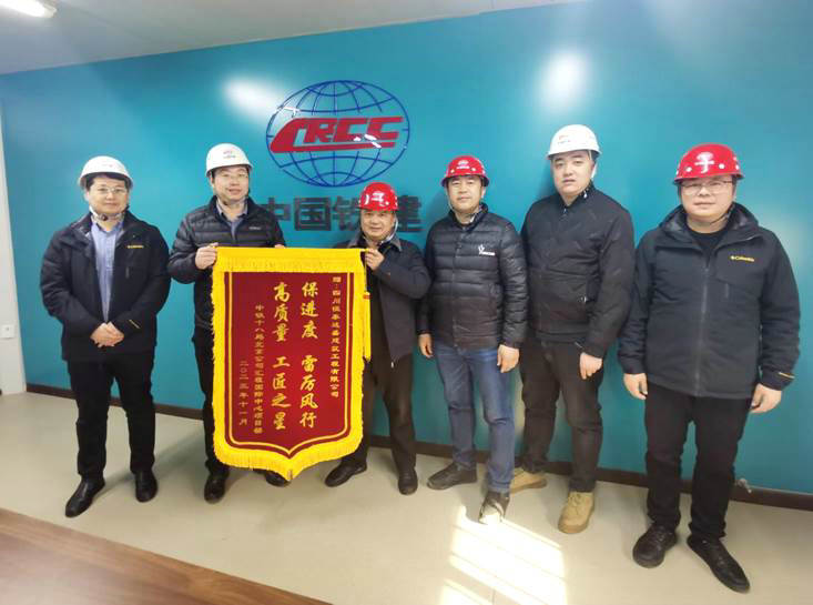 中鐵十八局集團(tuán)北京公司河北項(xiàng)目群總經(jīng)理白澤富（左二）給四川恒泰達(dá)盛建筑公司經(jīng)理趙濤授錦旗（伍振 攝）