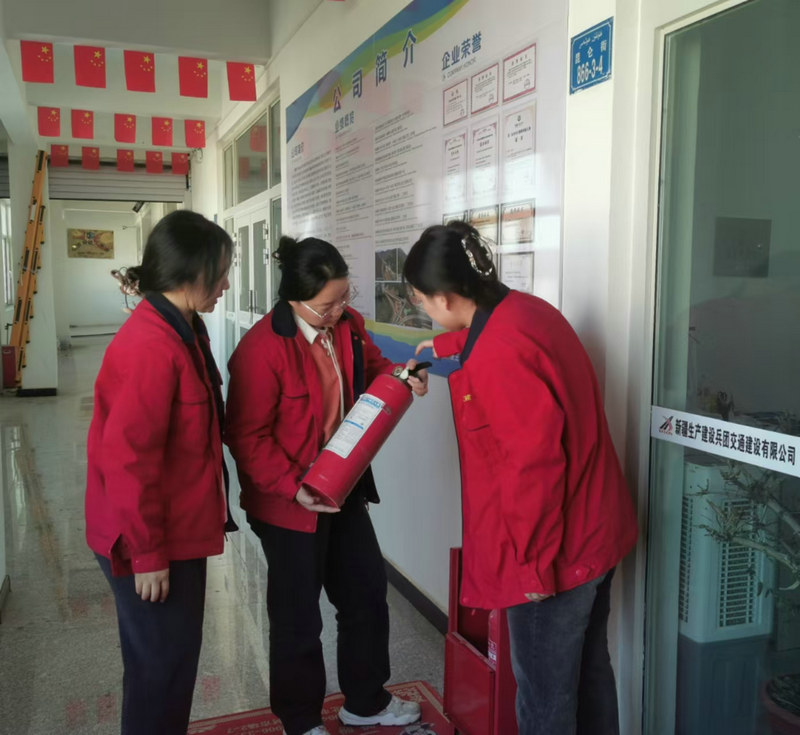 兵團(tuán)交建公司十師國道576項(xiàng)目部女職工共同檢查滅火器