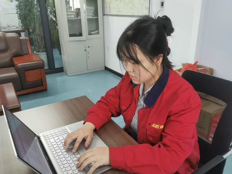 張雪艷正在和對農(nóng)民工工資 張雪艷正在核對農(nóng)民工工資